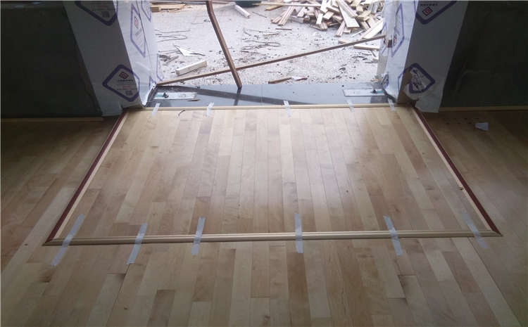 如何处理篮球木地板伸缩缝？