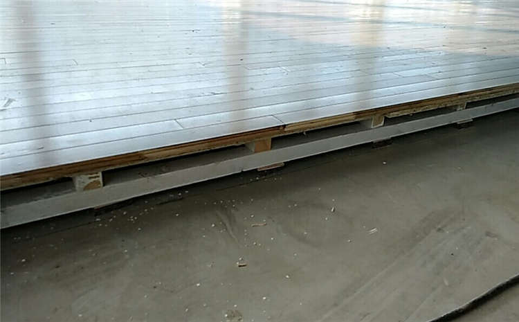 给篮球馆运动木地板做翻新划线防滑保养时需注意哪些流程事项？