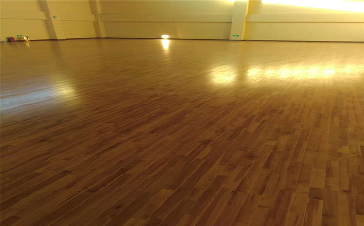 如何做好篮球馆运动木地板的保养工作？