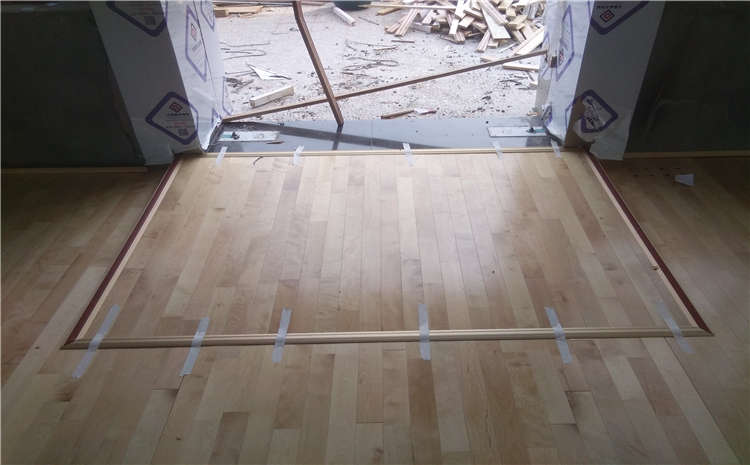 为什么普通的木地板不能用于室内篮球场？