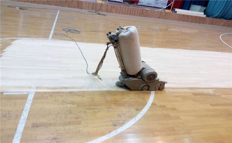 羽毛球馆选择篮球木地板 要选对不选贵