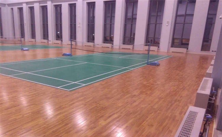 在篮球馆运动木地板上运动时为什么会觉得非常舒适？