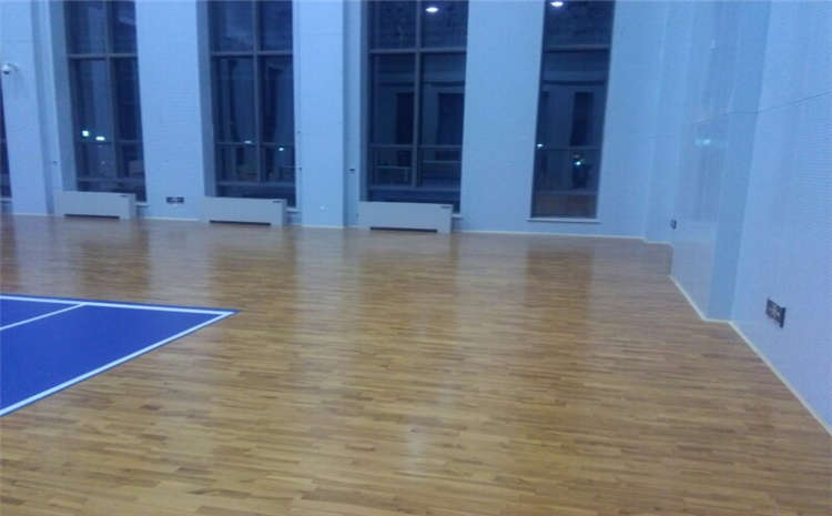 篮球木地板的-选材质是选枫木还是柞木？