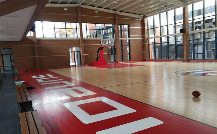 篮球木地板可以降低地面对运动员身体的伤害