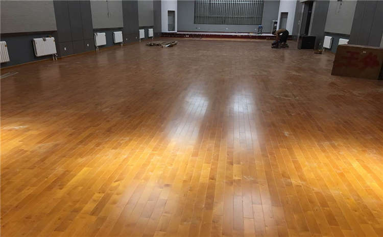 为什么室内篮球场多选用运动木地板？