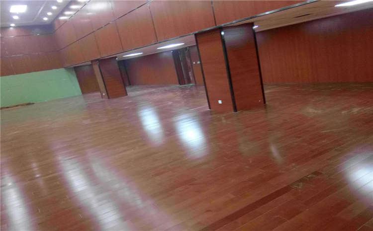 体育场馆专业地板，多采用枫木、柞木和枫桦木三种木材制作而成