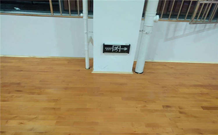 五角枫舞台运动木地板厂家去哪找？
