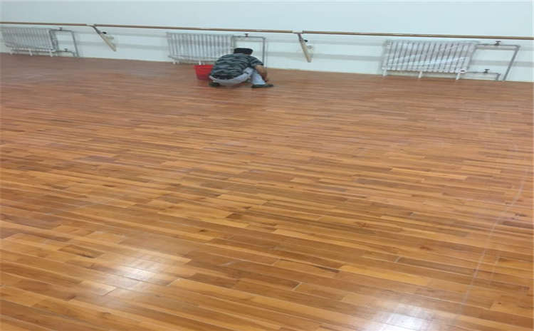 篮球馆实木运动地板简易检测