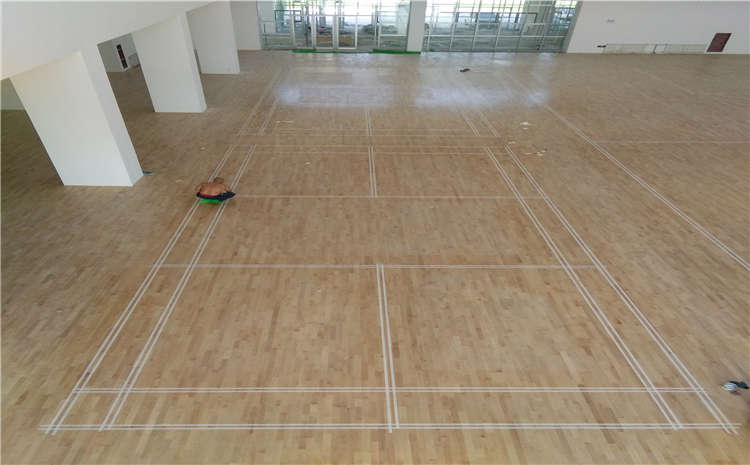 如何验证篮球木地板的性能？