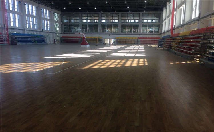 篮球木地板与塑胶地板相比，哪个性能要好一些？