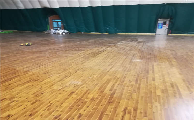 优质的篮球馆运动木地板表面应该提供更好的牵引力