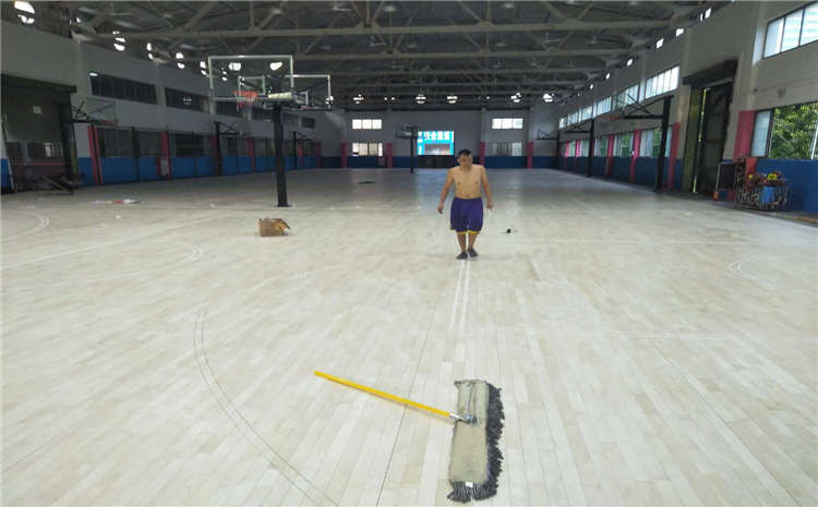 为什么普通的木地板不建议铺装在体育馆里呢？北京运动木地板厂家为你讲解