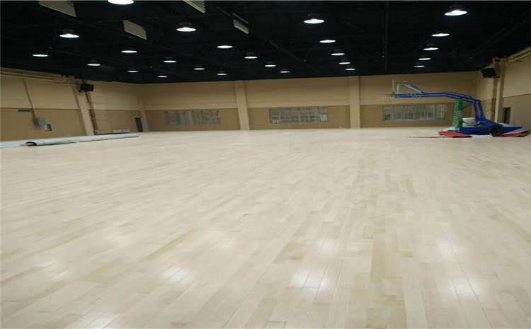 体育篮球木地板安装前基础地面的前期处理很重要
