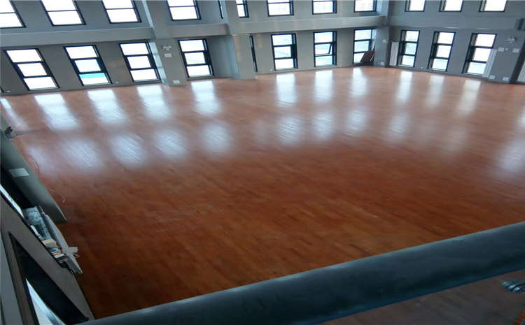 关于木地板原材的选择体育馆运动木地板厂家的浅谈
