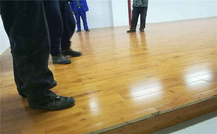 枫桦木羽毛球馆运动木地板结构稳定