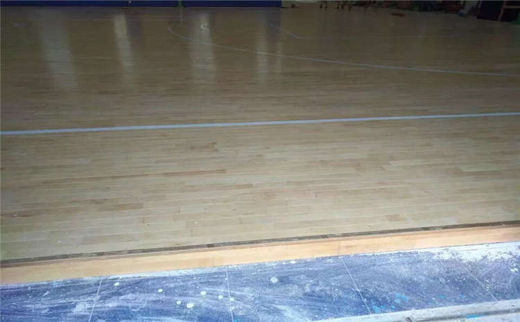 篮球木地板和运动地胶的对比