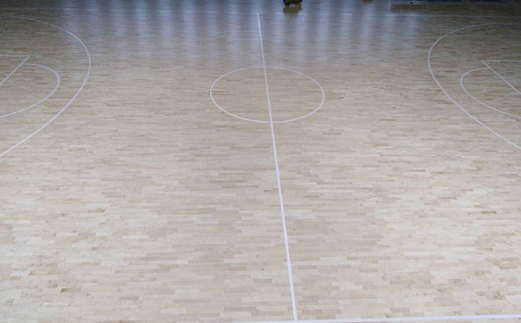 篮球馆运动木地板漆面黯哑无光泽的修复方法