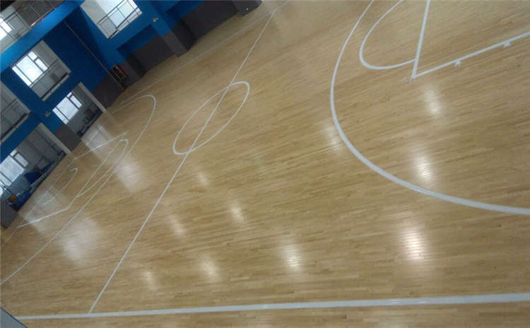 篮球场运动木地板安装 从下而上有序进行