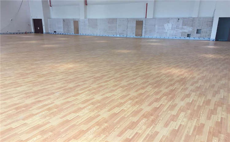 该如何修复篮球馆运动木地板的划痕和离缝现象？